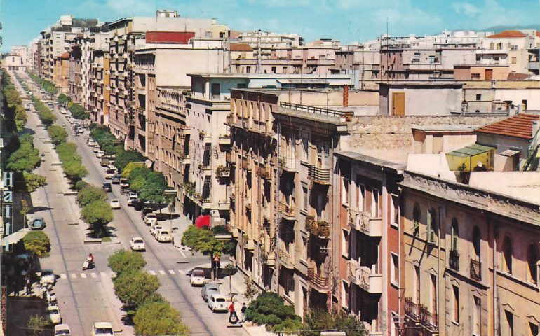 La Cagliari che non c’è più: una bella immagine di via Dante a colori nel 1964