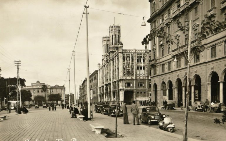 La Cagliari che non c’è più: via Roma in una bella cartolina in bianco e nero del 1953