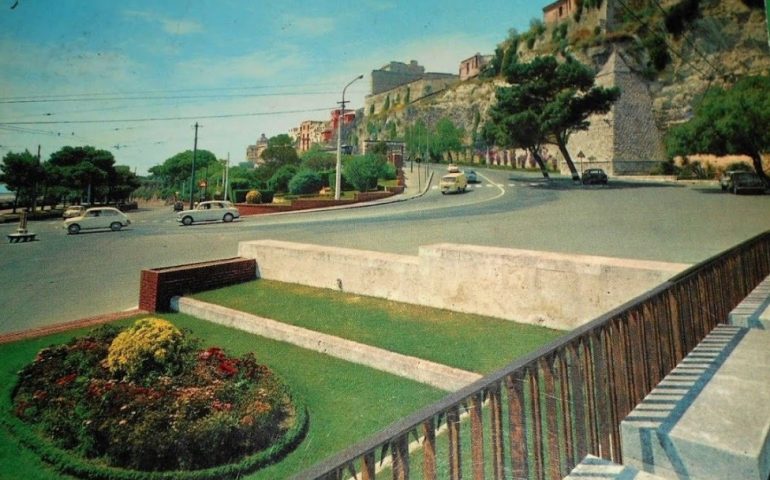 La Cagliari che non c’è più: i Giardini Pubblici e S’Avanzada in una bella foto a colori del 1965