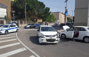 Auto contromano in via Emilia