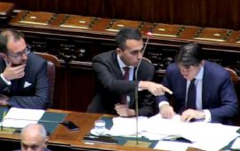 Di Maio e Conte durante il discorso per la fiducia alla Camera (Foto Youtube)