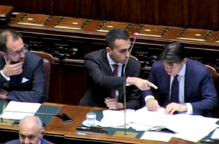 Di Maio e Conte durante il discorso per la fiducia alla Camera (Foto Youtube)