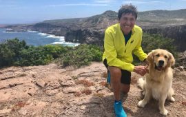 Gianni Morandi a Carloforte con il cane Mirto