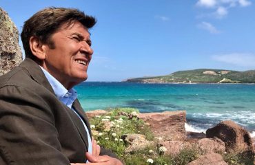 Gianni Morandi davanti al mare a Carloforte