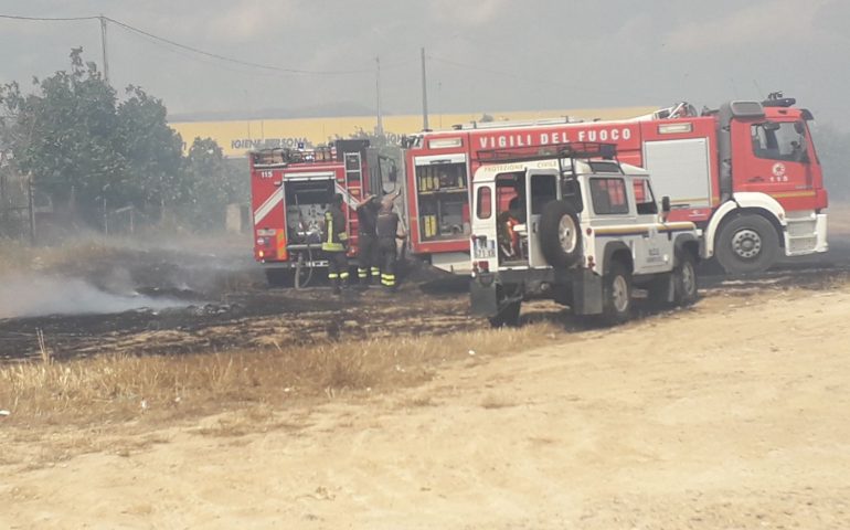 Paura per un incendio a Selargius: sterpaglie in fiamme, il fuoco lambisce alcune case