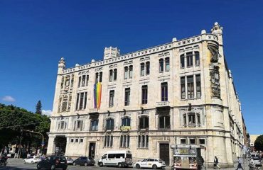 Il MUnicipio con la bandiera arcobaleno