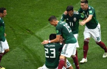 Il Messico festeggia Lozano dopo il gol realizzato contro la Germania