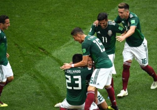 Il Messico festeggia Lozano dopo il gol realizzato contro la Germania