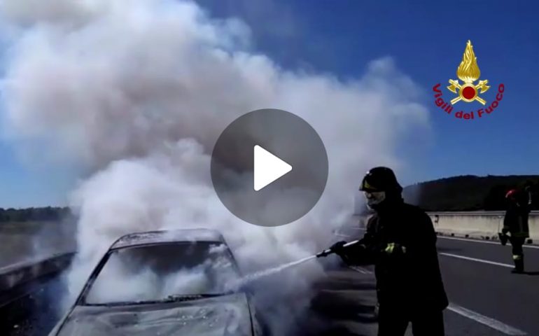 (VIDEO) Paura sulla 131: auto prende fuoco improvvisamente