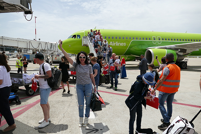 Atterra a Cagliari il primo volo diretto da Mosca. Accoglienza speciale all’aeroporto per i 152 passeggeri (Foto e video)
