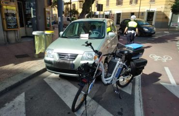 Piste ciclabili i vigili in bicicletta dichiarano guerra agli automobilisti cafoni