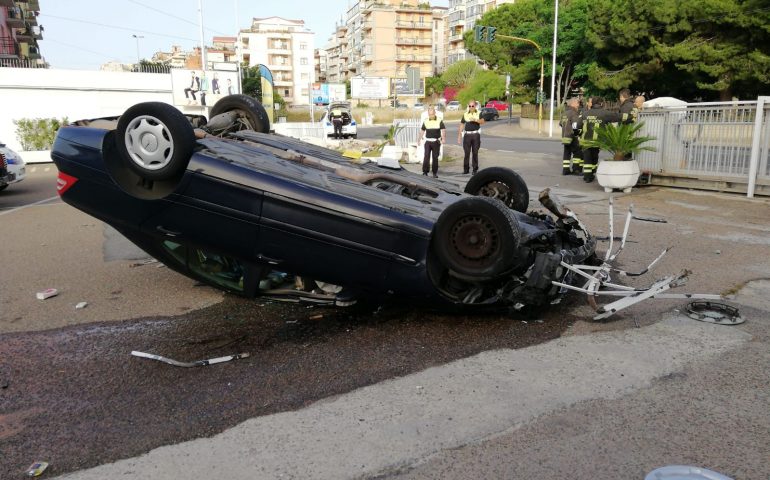 Perde il controllo dell’auto e si ribalta in un parcheggio. Anziano soccorso all’alba in viale Marconi