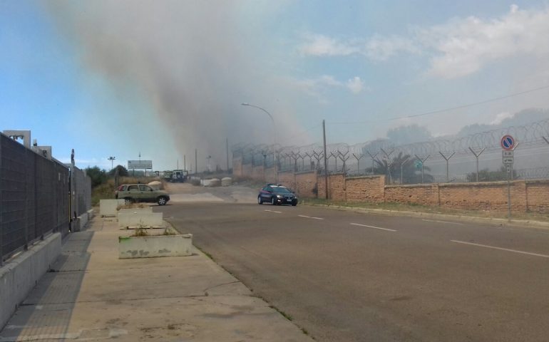 Fiamme in via Simeto a Cagliari. A fuoco le sterpaglie nel campo di fronte alle Poste