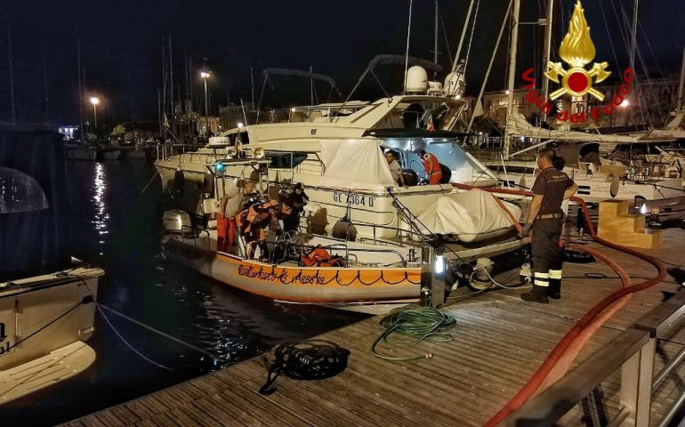 Rischia di affondare al porto di Cagliari. Barca soccorsa dai sommozzatori