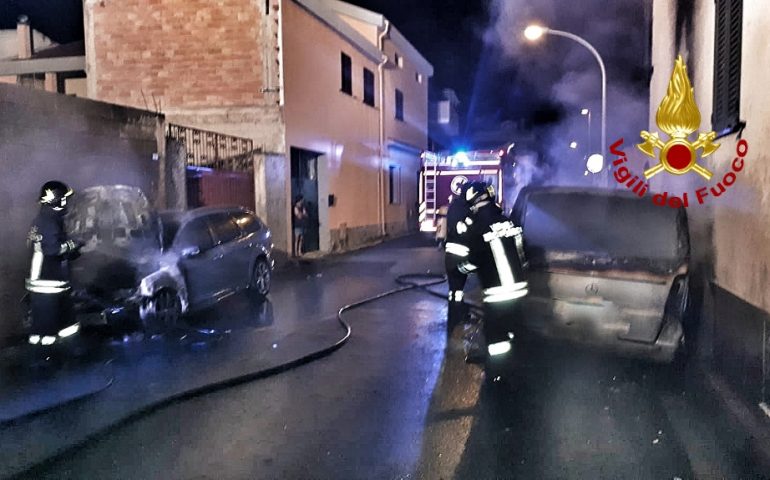 Paura a Maracalagonis. Due auto incendiate in strada
