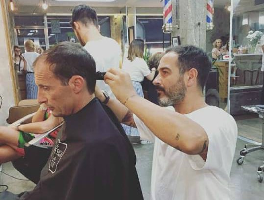 Cagliari, un grande allenatore italiano è andato a tagliarsi i capelli alla Bottega dello Stile. Indovinate chi è..