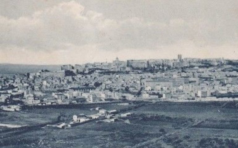 La Cagliari che non c’è più: un’incredibile immagine della città da Monte Urpinu nei primi del Novecento