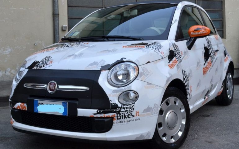 Si chiama carvising: prendi un’auto gratis e in cambio fai pubblicità, ma è davvero così semplice e conveniente?