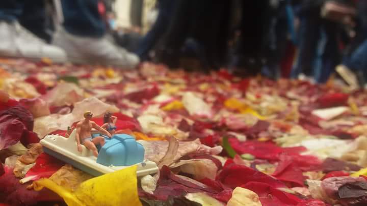 “Fiori, Storie, Città”: Davide Volponi e i suoi “minimondi” in mostra alla Galleria Macca