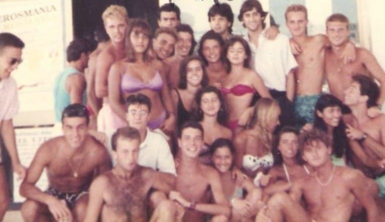 La Cagliari che non c’è più: fine estate primi anni Novanta al Lido, Francescoli, Fonseca e Herrera e la foto con un gruppo di giovani