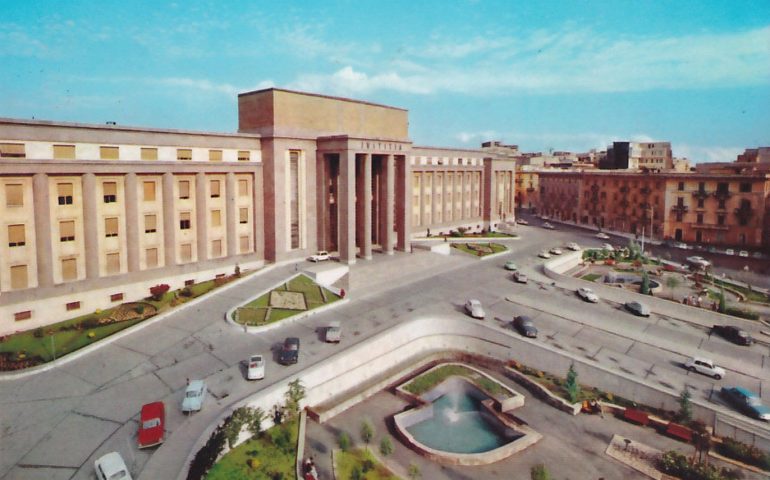 La Cagliari che non c’è più: piazza Repubblica e il Palazzo di Giustizia in una foto a colori del 1967