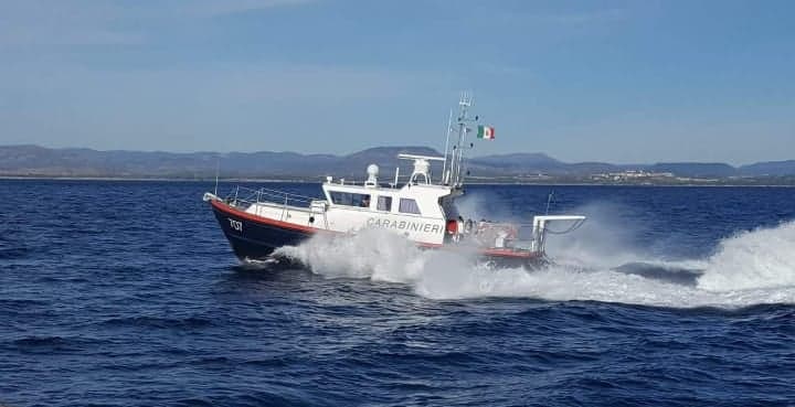 Sant’Antioco, salvataggio in mare dei Carabinieri, intervenuti per soccorrere tre persone a bordo di un battello in avaria