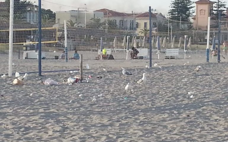 La foto: dicono di amare la propria città ma riducono il Poetto in questo stato