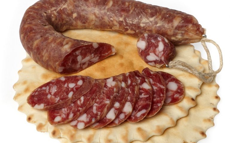 La ricetta Vistanet di oggi: come preparare una perfetta salsiccia secca alla sarda