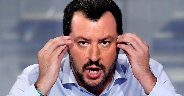 Proposta shock di Salvini: “Da ottobre scuole presidiate da Carabinieri e Polizia”