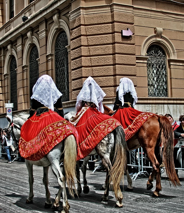 nella foto lo scialle sardo