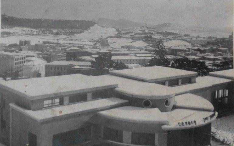 La Cagliari che non c’è più: la Scuola Mereu, la città da S’Avanzada e la neve del 1935