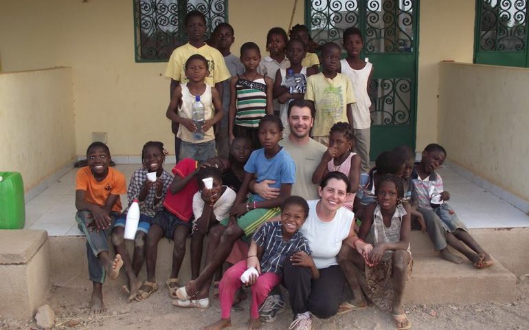 Valentina e Nicola, due volontari sardi che hanno regalato sorrisi ai bimbi del Burkina Faso