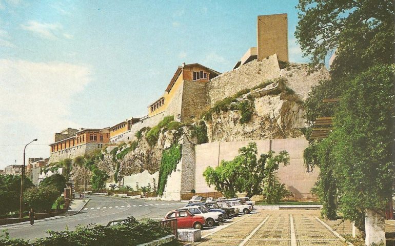 La Cagliari che non c’è più: l’ingresso dei Giardini Pubblici e la Cittadella dei Musei in una foto del 1979