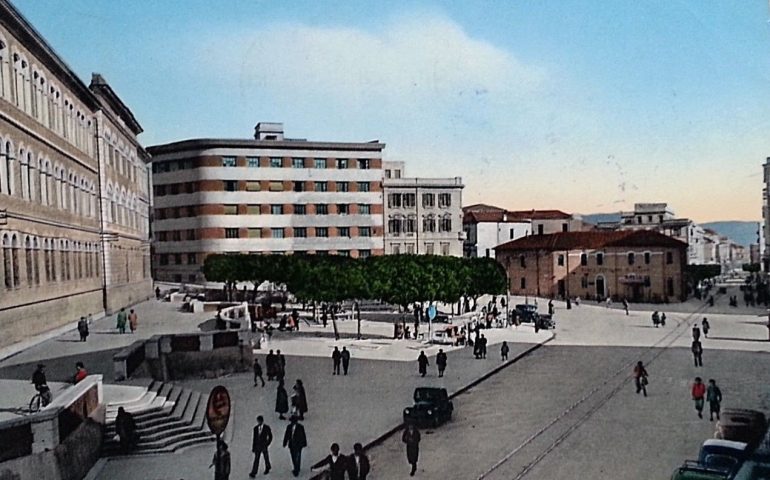 La Cagliari che non c’è più: piazza Garibaldi in una rara foto a colori del 1955