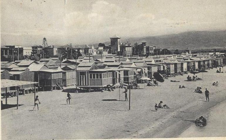 La Cagliari che non c’è più: una bella foto in bianco e nero della spiaggia del Poetto nel 1956