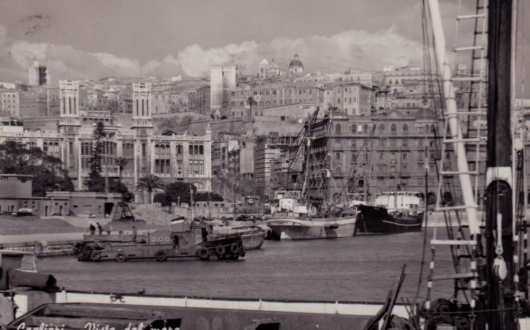 La Cagliari che non c’è più: 1960, una bella immagine in bianco e nero della città vista dal mare
