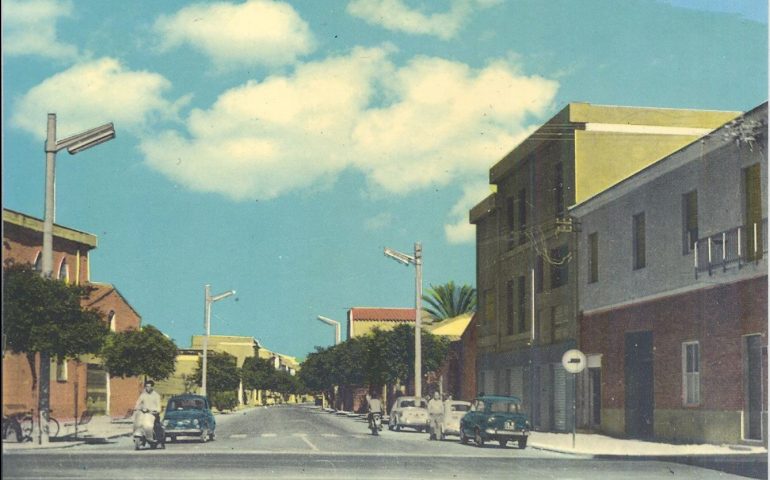 La Sardegna che non c’è più: Selargius, 1962, auto e moto dell’epoca in via San Martino