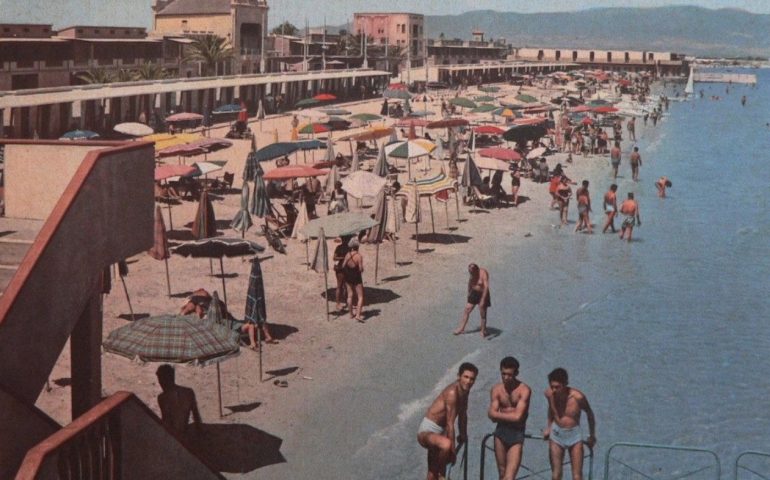 La Cagliari che non c’è più: il Poetto in una foto a colori del 1965