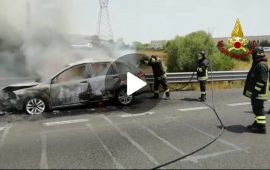 Auto prende fuoco sulla 131 (2)