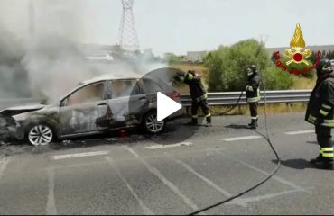 Auto prende fuoco sulla 131 (2)