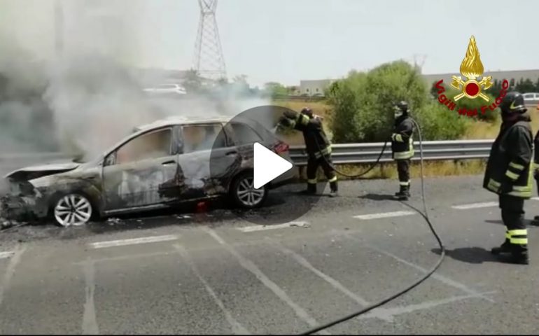 Auto prende fuoco sulla 131 (2)