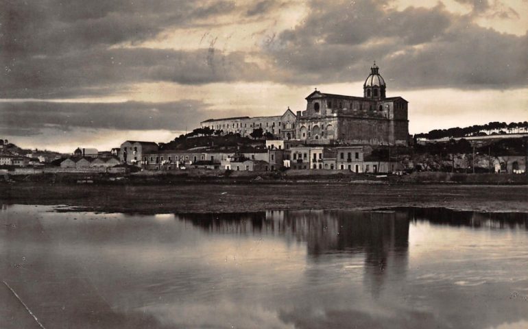 La Cagliari che non c’è più: il colle di Bonaria e Su Siccu in una foto panoramica del 1953