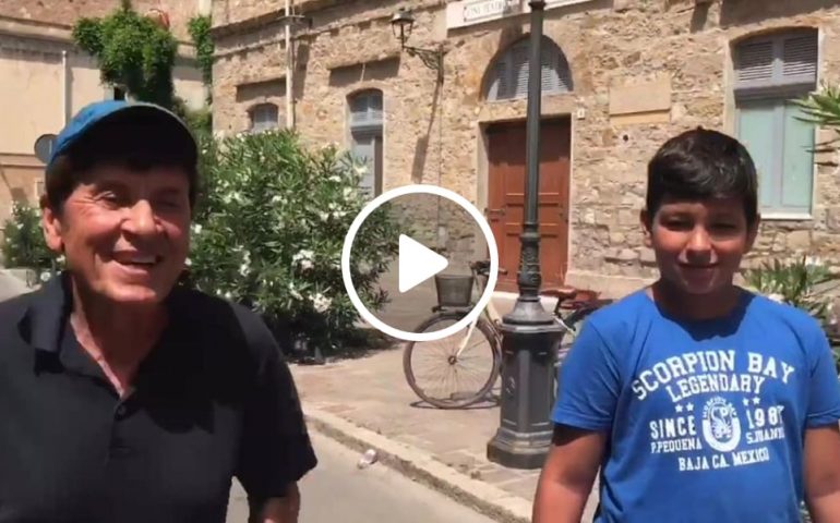 (VIDEO) Gianni Morandi a Carloforte gareggia a piedi contro un ragazzino in hoverboard