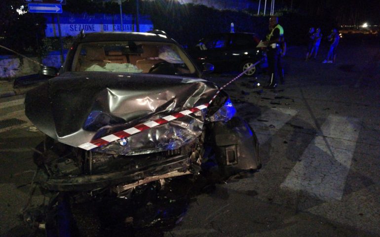 Incidente in viale Colombo: violento scontro tra due auto. 20enne ricoverato in gravi condizioni al Brotzu