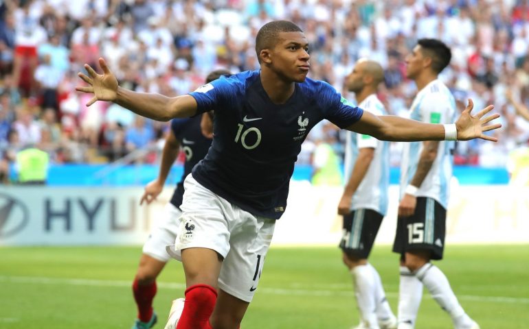 19 anni, 2 gol agli ottavi e uno scatto che supera Usain Bolt: ecco Kylian Mbappé, nuova star del mondiale di Russia