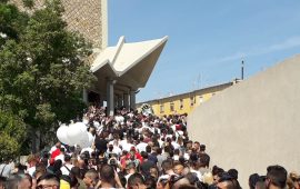 La bara di William Corona viene portata nella Chiesa della Medaglia Miracolosa