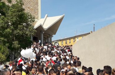 La bara di William Corona viene portata nella Chiesa della Medaglia Miracolosa