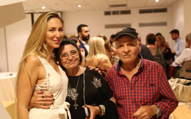 Lisa Camillo con i genitori di un militare sardo morto dopo un'operazione militare nei Balcani