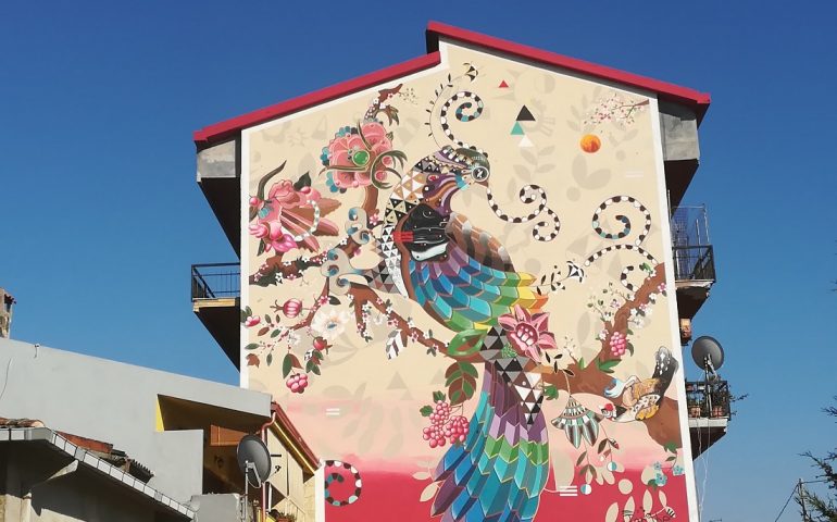 Nuovo murale a San Gavino Monreale: Giorgio Casu dipinge la pavoncella sarda