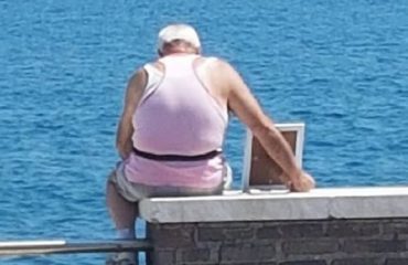 Un anziano porta la foto della moglie a guardare il mare - Foto di Giorgio Moffa (2)
